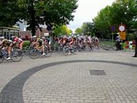 Vanaf de finishlijn wordt de laatste ronde gereden. Komend vanaf de Constantijn Huygenslaan slaan de wielrensters rechtsaf de Vondellaan op.