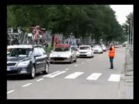 Alleen de wielrensters mogen de finishstraat inrijden. De volgauto's worden afgeleid door twee signaleurs met rode vlaggen.